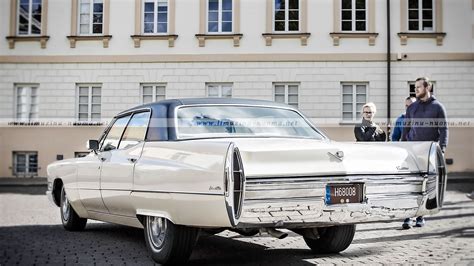 Baltas vestuvinis automobilis su gėlių puošyba