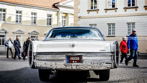 Klasikinis baltas Cadillac DeVille vestuvių proga