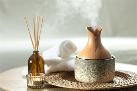 Įvairių profesijų atstovai, dirbantys su konfidencialia informacija.