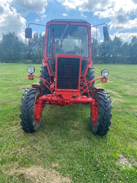 Traktorius su vairo stiprintuvu dirbantis lauke