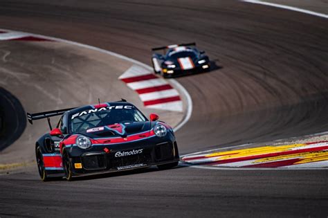 Porsche automobilis lenktynių trasoje