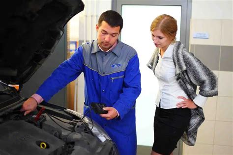 Serviso darbuotojas, atliekantis automobilio diagnostiką