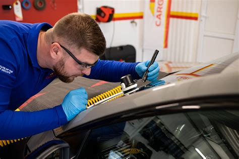 Carglass specialistai montuoja automobilio stiklą