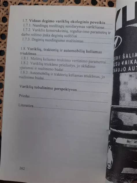 Informatyvinė schema apie policijos automobilių variklių galią ir greitį