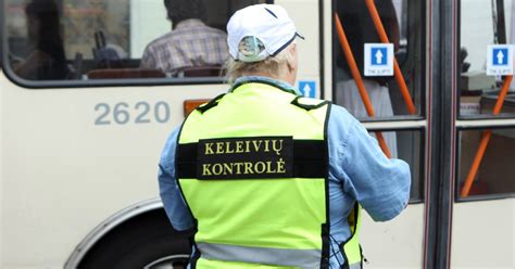 Keleivių kontrolės darbuotojas tikrina bilietus autobuse