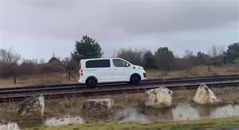 Traukinys važiuoja geležinkelio bėgiais