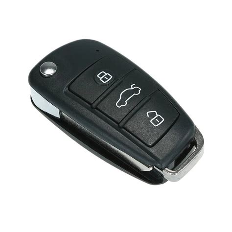 Nuotrauka: automobilių rakto pultelis su atidarytu dangteliu ir matoma baterija