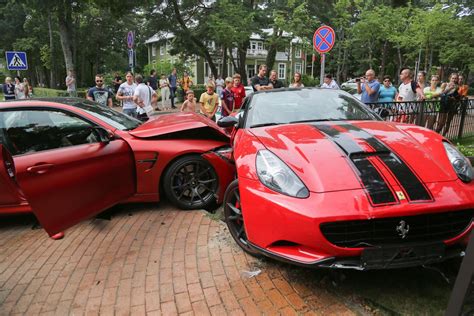 Ugniaus Kiguolio automobilis Ferrari po avarijos