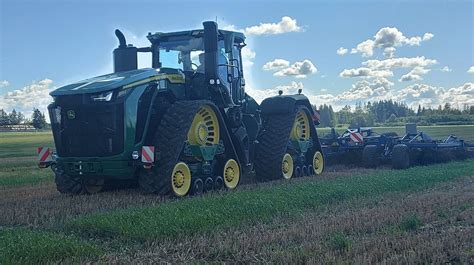 Modernus žemės ūkio traktorius laukuose