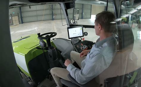 Vaizdas į modernaus traktoriaus saloną iš vidaus