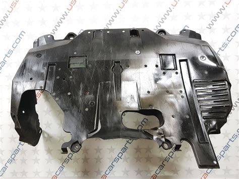 Subaru Forester su atidarytu variklio dangčiu