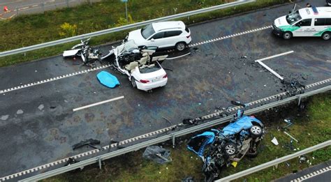 Nuotrauka iš avarijos vietos, kur matyti sugadinti automobiliai