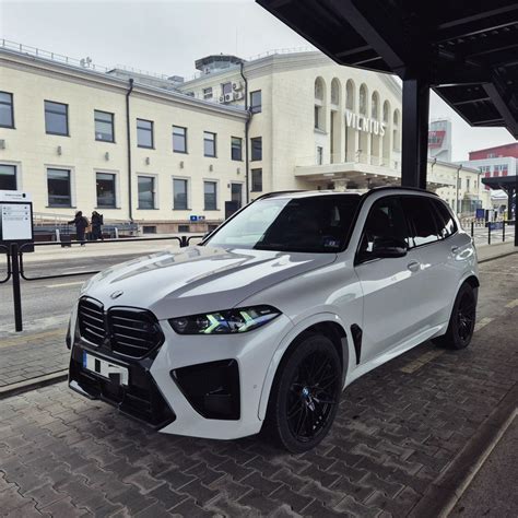 Įvairių tipų automobiliai asmeninio vairuotojo paslaugoms