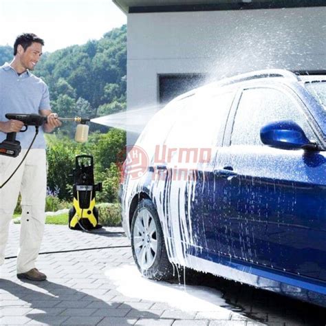 Skirtingi automobilio plovimo etapai su aukšto slėgio plovyklos pagalba