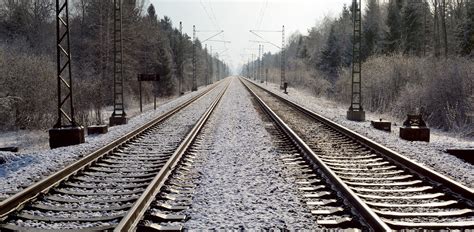 Geležinkelio bėgiai su traukiniu