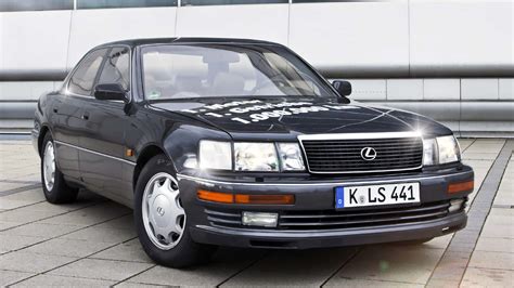 Pirmasis Lexus LS 400 modelis