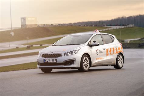 Automobiliai, naudojami vairavimo mokykloje