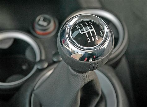 Schema kaip reguliuoti pavarų svirtį automobilyje