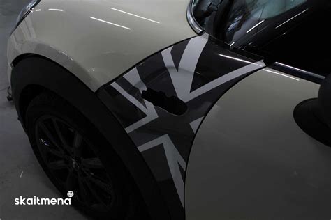 Vandens lašelių efektas ant vaškuoto automobilio