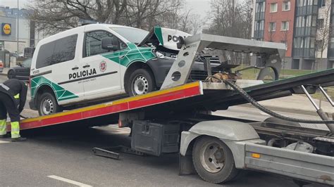 Policijos automobilis stabdo kitą transporto priemonę