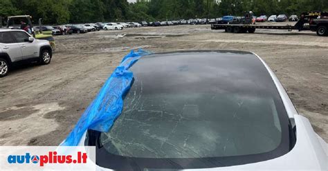 Autolaužynas su įvairiomis automobilio dalimis