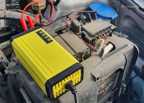 Automobilio akumuliatoriaus pakrovėjas