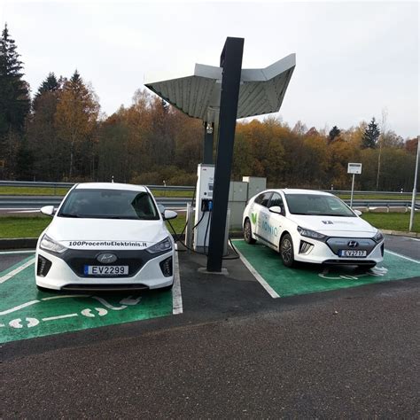 Infografika apie elektromobilių parkavimo lengvatas