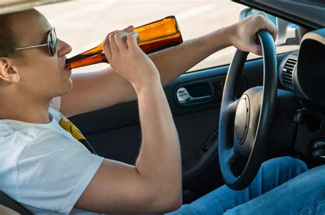Simbolinis atvaizdavimas alkoholio matuoklio ir automobilio rakto