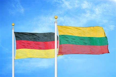 Lietuvos ir Vokietijos vėliavos su automobiliu