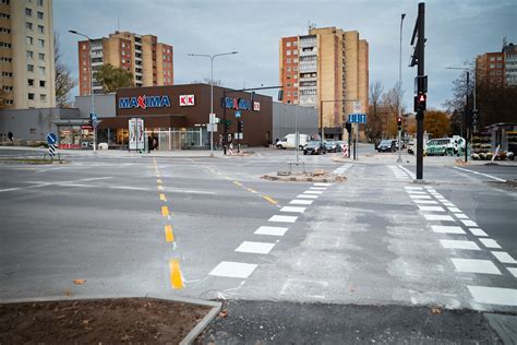 pėstieji pereina gatvę sankryžoje