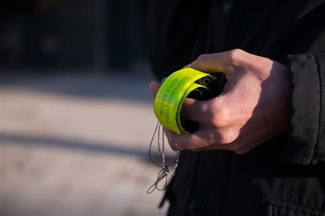 schematinis pavaizdavimas, kaip pėstieji turi eiti kelkraščiu tamsiu paros metu