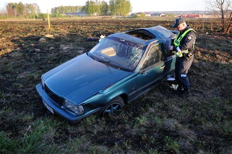 Jaunas vairuotojas su „klevo lapo“ ženklu ant automobilio
