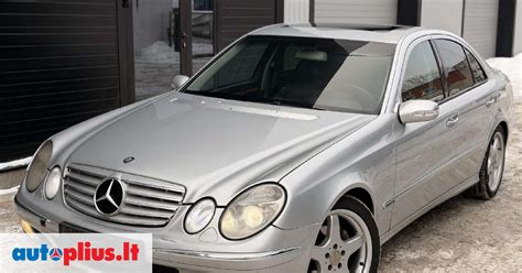 Sidabrinė strėlė Mercedes automobilis