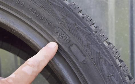 Padangų senėjimo požymiai: įtrūkimai ir kietėjimas