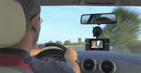 Schematinis vaizdas su periskopiniu veidrodžiu ir kamera automobilyje
