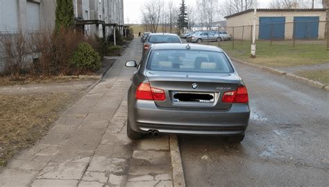 Automobilis pastatytas ant šaligatvio, trukdantis pėstiesiems