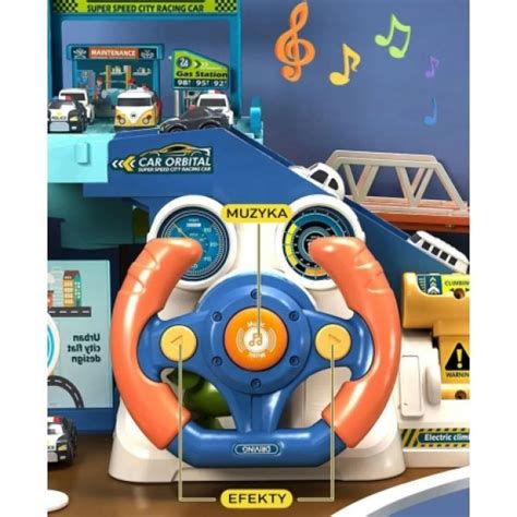 Vaikas žaidžiantis su interaktyviu žaisliniu vairu