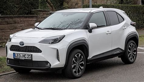 Toyota Yaris interjeras su daug daiktadėžių