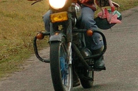 vaikinas vairuoja mopedą