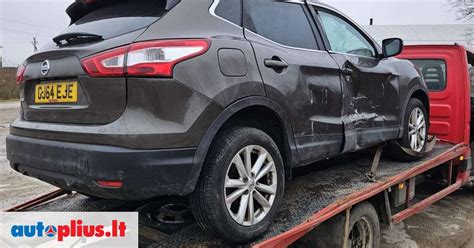 Nuotrauka, kurioje autoserviso meistrai dirba su Nissan automobiliu