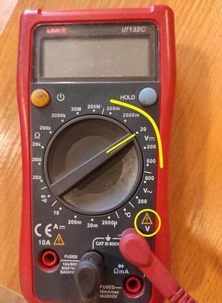 multimetro naudojimas ličio jonų akumuliatoriaus įtampai matuoti