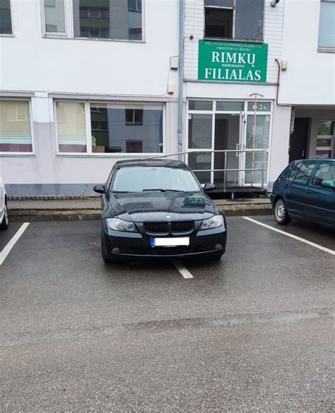 Schematinis vaizdas, iliustruojantis netinkamo parkavimo situacijas