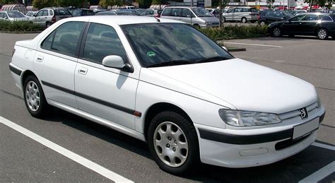 Peugeot 406 su skirtingais ratlankiais