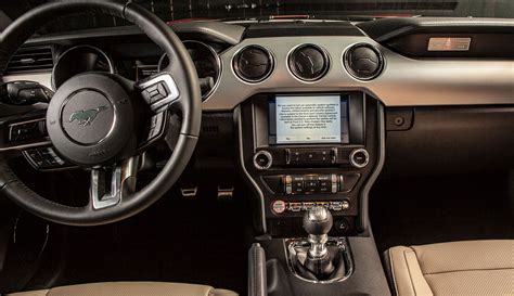 Ford S-MAX interjeras su dideliu LCD ekranu