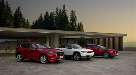 Nauji automobiliai Mazda salone