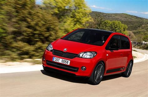 Volkswagen Up! automobilis miesto gatvėje