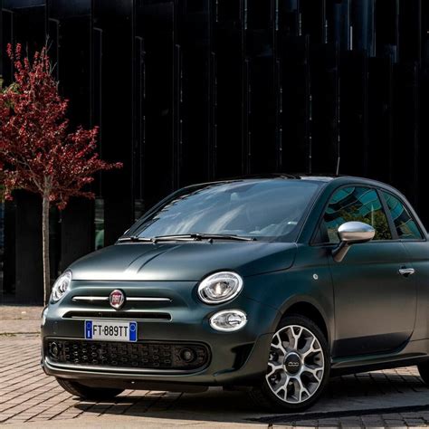Stilingas Fiat 500 parkuojamas mieste