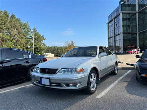 Automobilis su vairu dešinėje pusėje