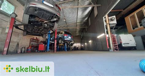 Automobilio pakėlimas serviso keltuvu
