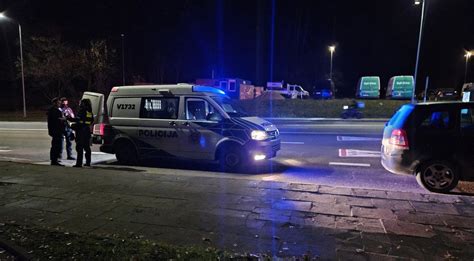 Policijos pareigūnai patruliuoja gatvėje